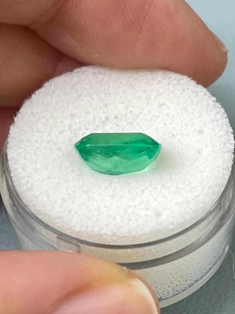 2,91 Karat mittelgrüner kolumbianischer Smaragd - länglicher Mai Geburtsstein im Kissenschliff im Angebot 1