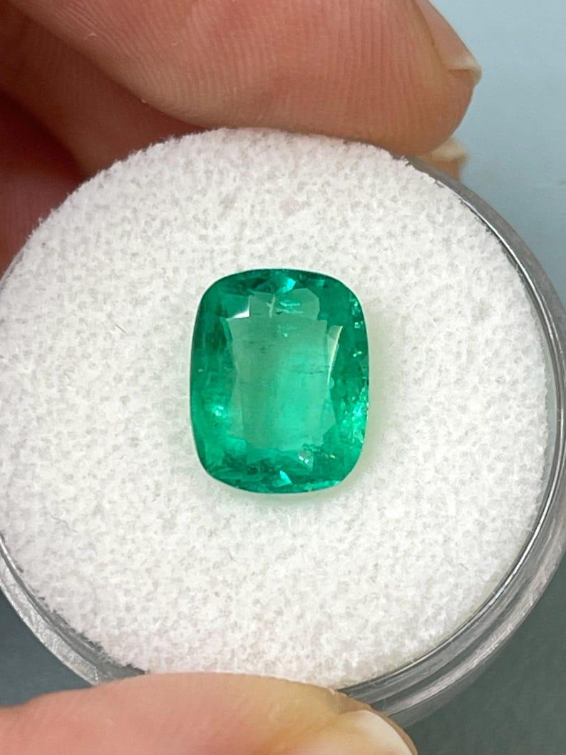 2,91 Karat mittelgrüner kolumbianischer Smaragd - länglicher Mai Geburtsstein im Kissenschliff (Moderne) im Angebot