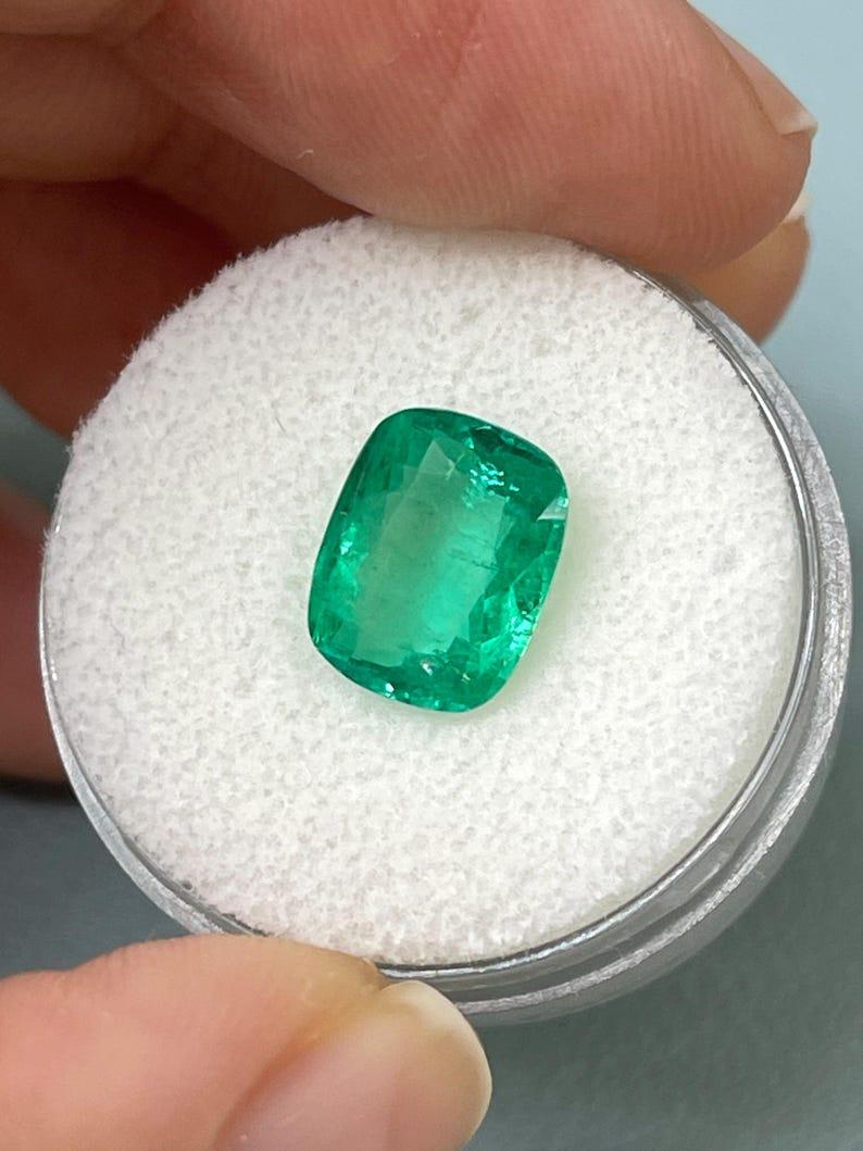 2,91 Karat mittelgrüner kolumbianischer Smaragd - länglicher Mai Geburtsstein im Kissenschliff im Zustand „Neu“ im Angebot in Jupiter, FL