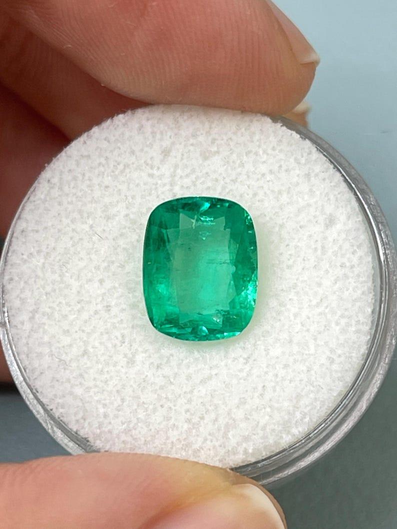 Stein: Smaragd
Gewicht: 2,91 Karat
Form: Kissenschliff
Klarheit: Transparent
Lüster: Sehr gut
Farbe: Spring Medium Green
Abmessungen: 10,38 mm x 8,29 mm x 4,98 mm
Geografische Herkunft: Kolumbien
Behandlung: Natürlich, Ölen

Bemerkungen: Aufgrund