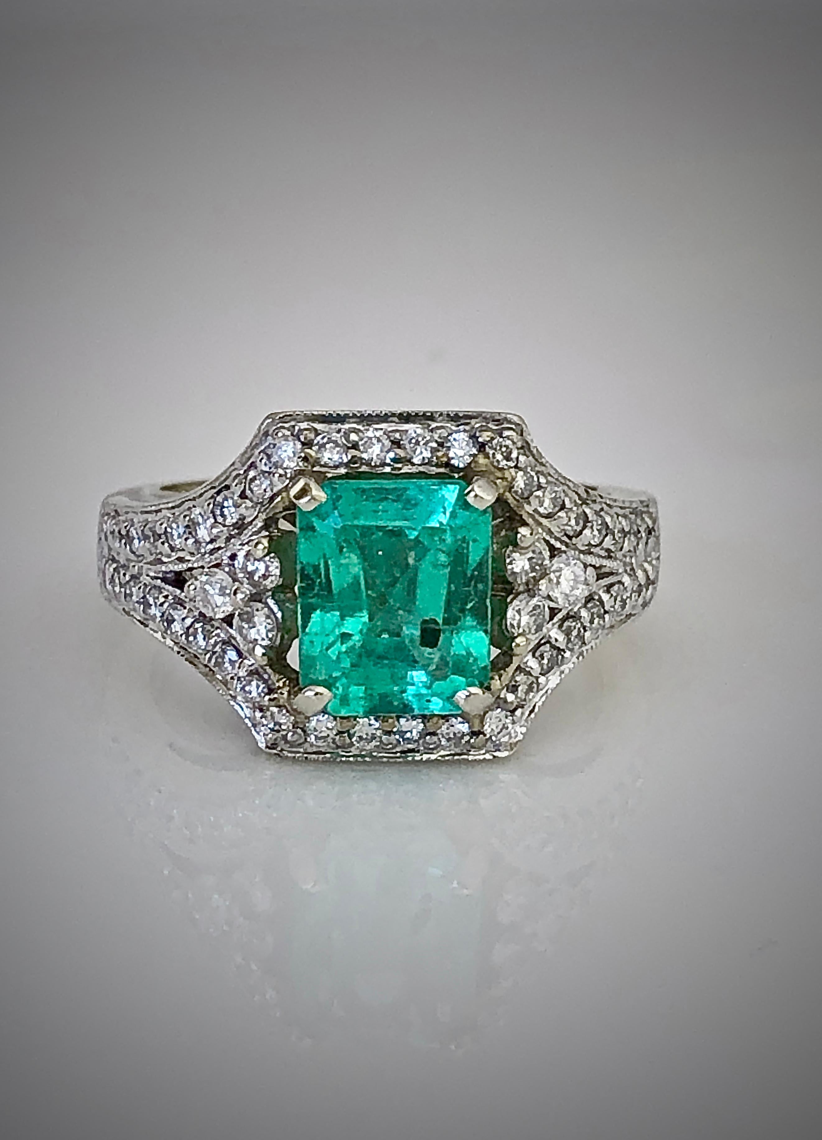 Art Deco 2.91 Carat Vintage Colombian Emerald Diamond Engagement Ring 18 Karat 
