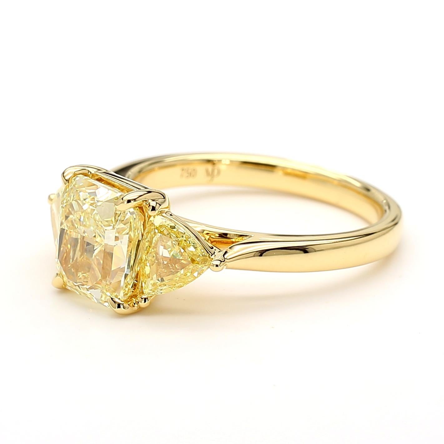 Questo anello con diamanti gialli a taglio radiante *Tre pietre*, arricchito da 2 Trilliants gialli su ciascun lato, è una testimonianza di alta maestria e design senza tempo. Perfetto per chi apprezza la bellezza dei diamanti naturali, questo