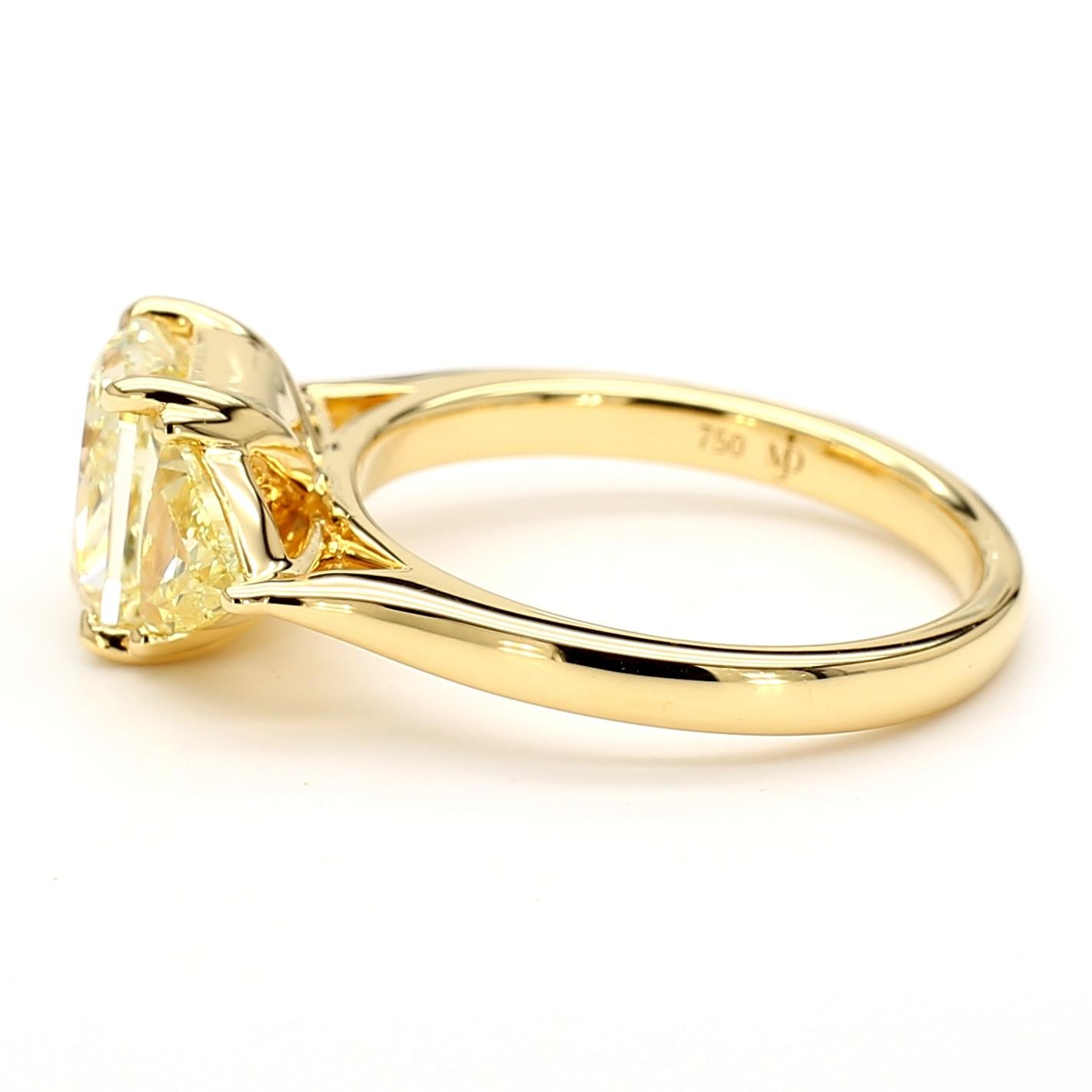 Taglio radiant Anello a tre pietre con diamante giallo radiante da 2,91 carati in oro giallo 18 carati *unico nel suo genere*. in vendita