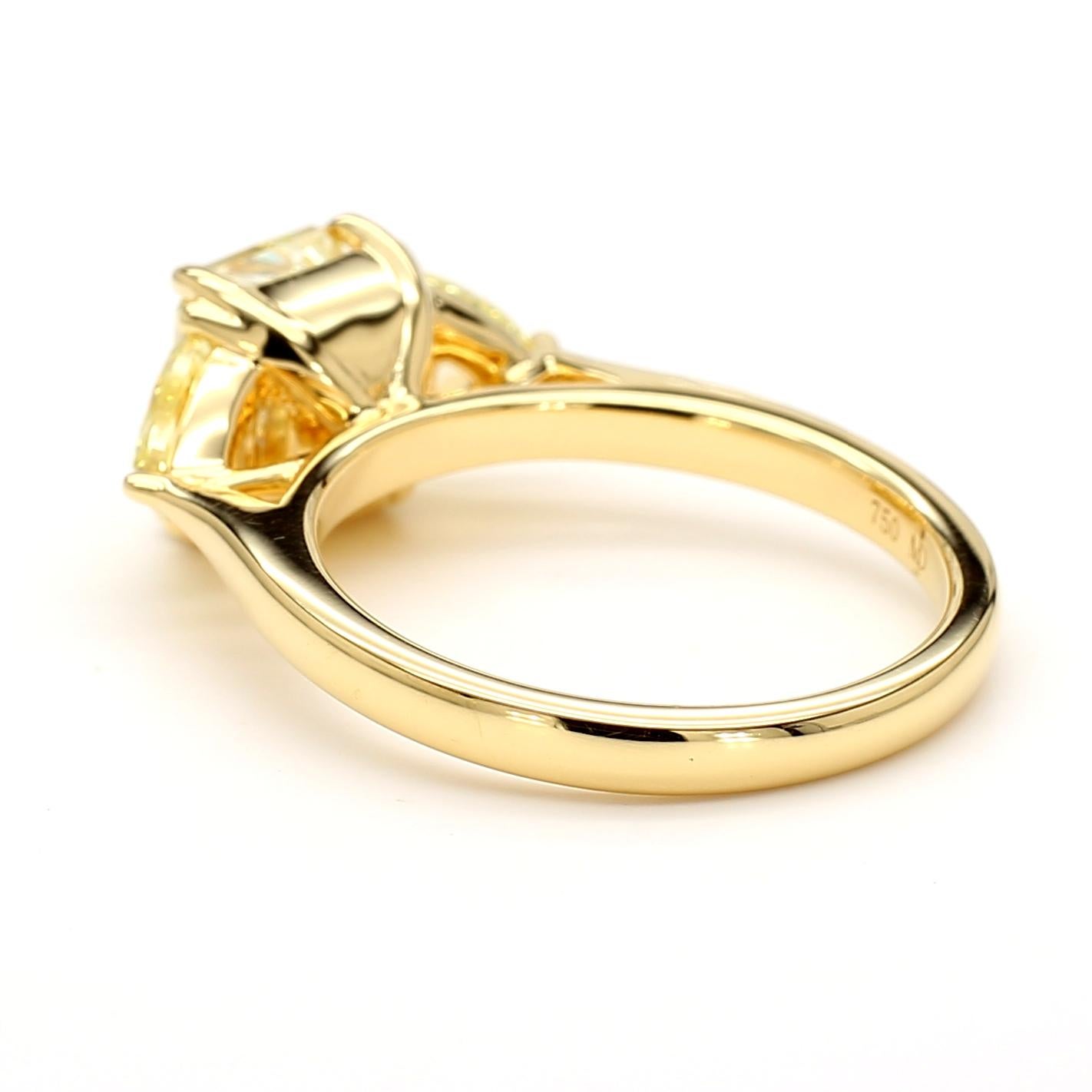 Anello a tre pietre con diamante giallo radiante da 2,91 carati in oro giallo 18 carati *unico nel suo genere*. In condizioni Nuovo in vendita a New York, NY