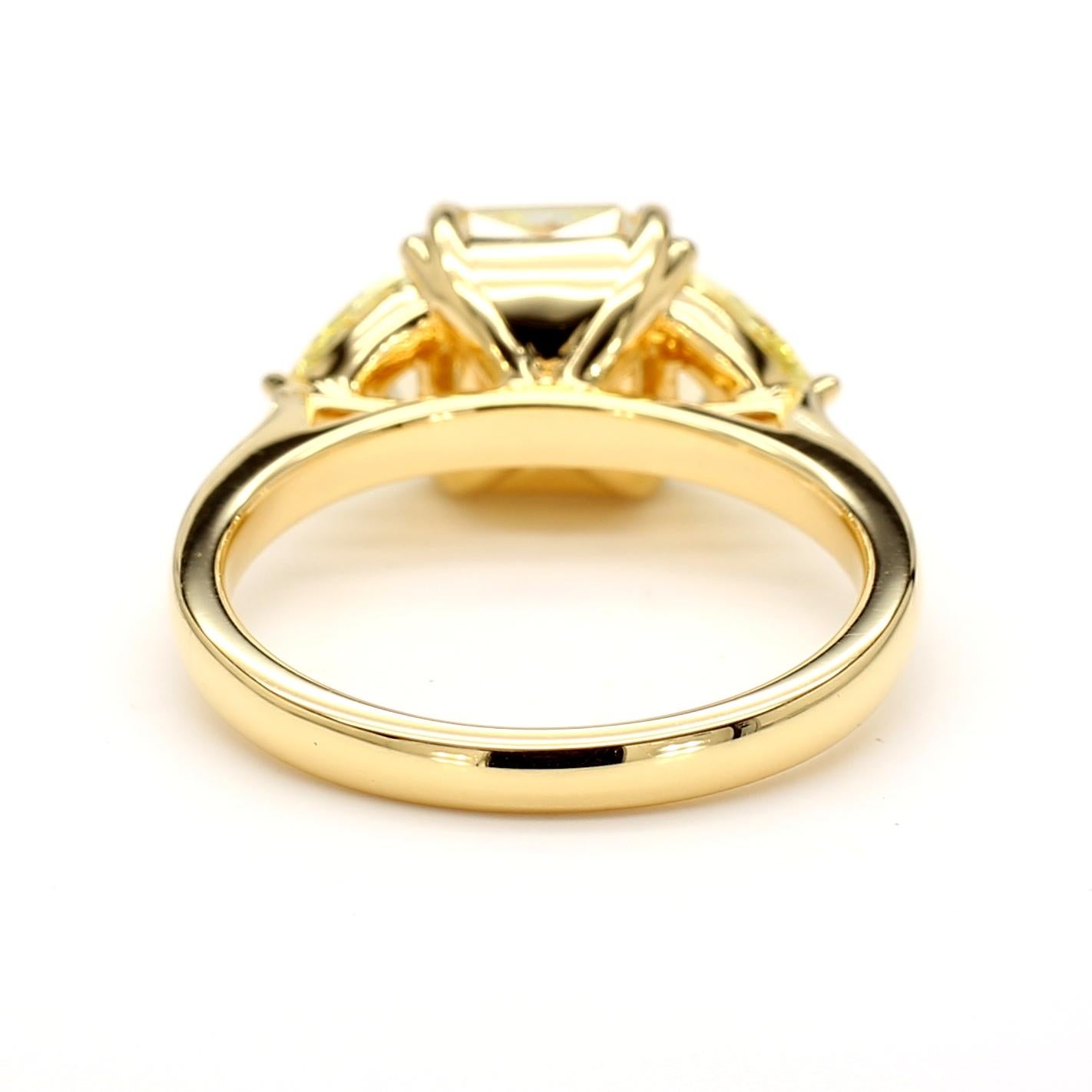Donna Anello a tre pietre con diamante giallo radiante da 2,91 carati in oro giallo 18 carati *unico nel suo genere*. in vendita