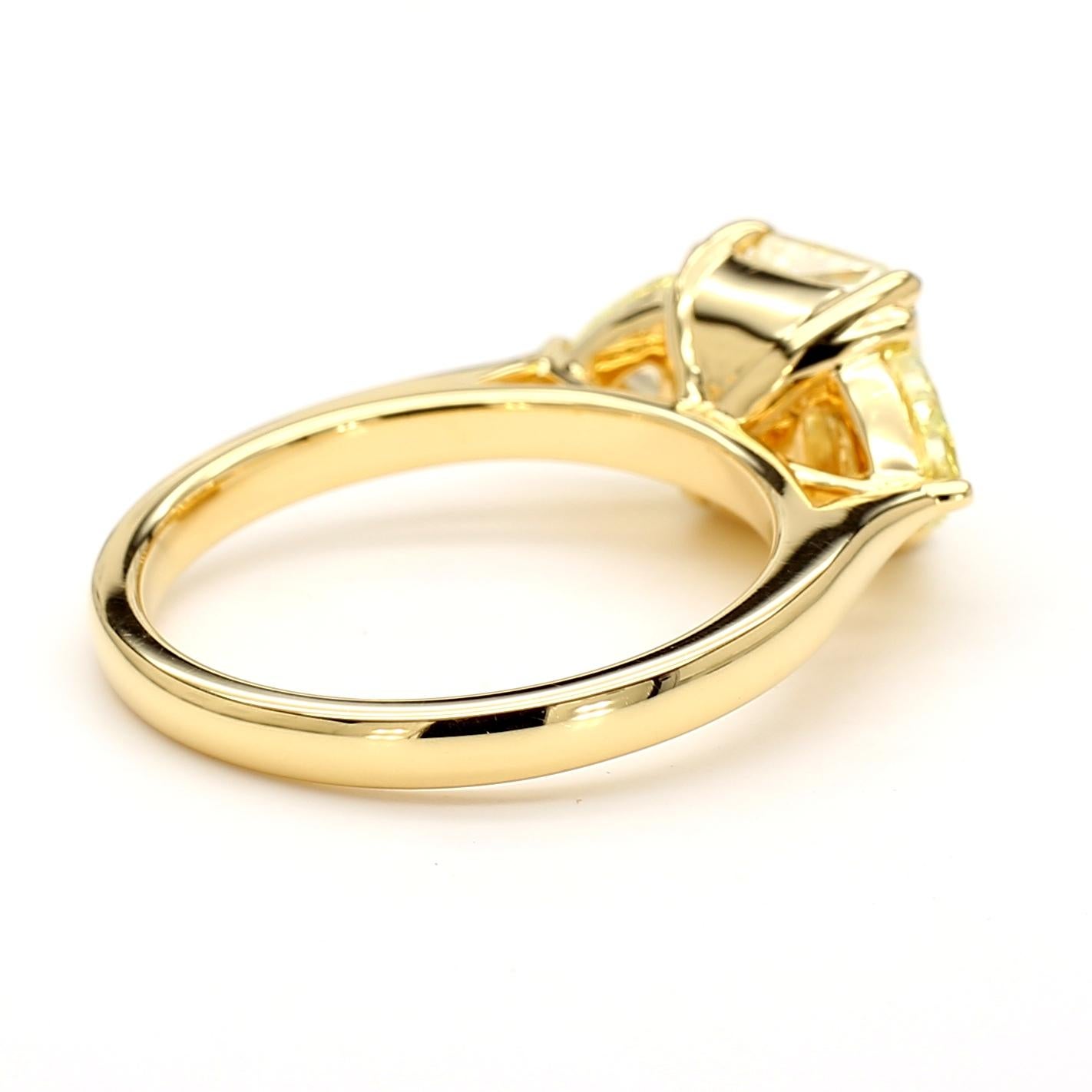 Anello a tre pietre con diamante giallo radiante da 2,91 carati in oro giallo 18 carati *unico nel suo genere*. in vendita 1
