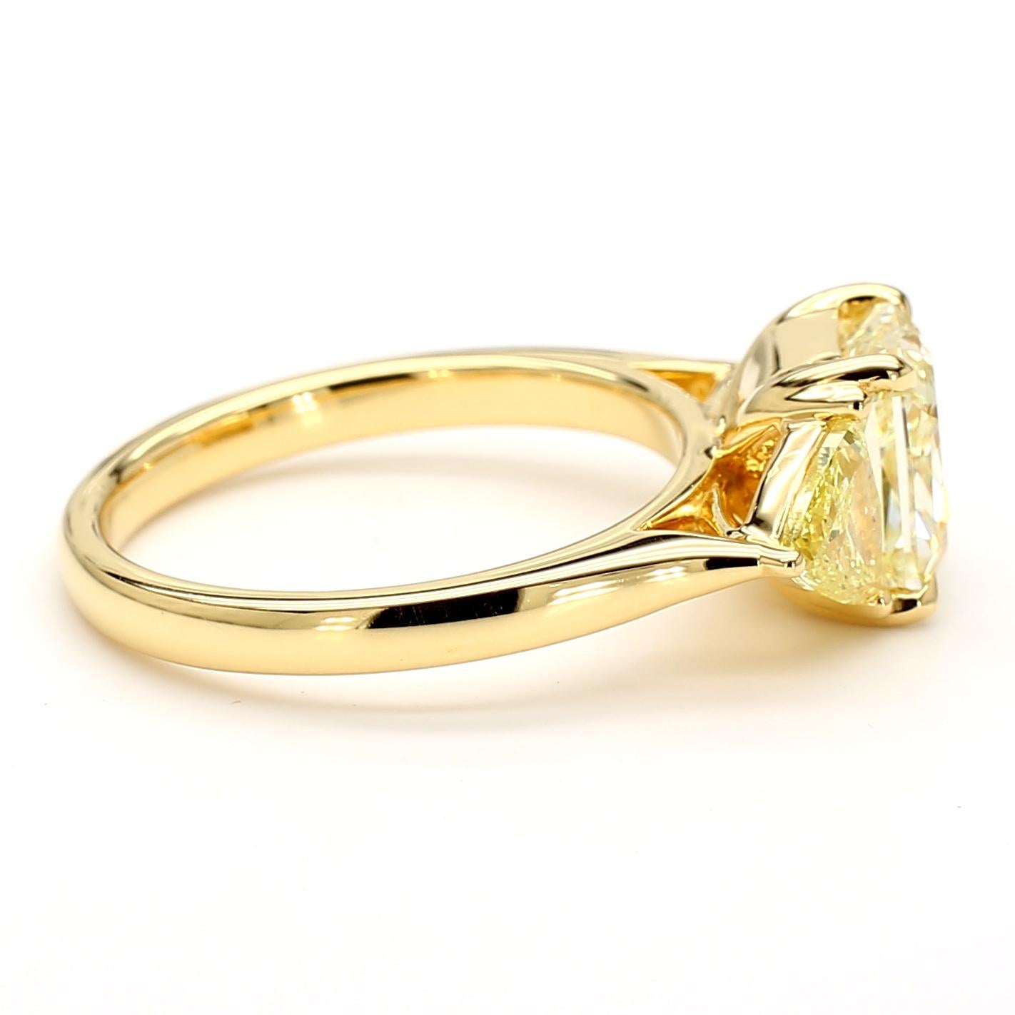 Anello a tre pietre con diamante giallo radiante da 2,91 carati in oro giallo 18 carati *unico nel suo genere*. in vendita 2