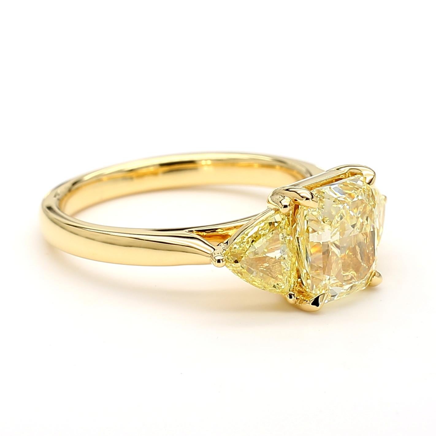 Anello a tre pietre con diamante giallo radiante da 2,91 carati in oro giallo 18 carati *unico nel suo genere*. in vendita 3