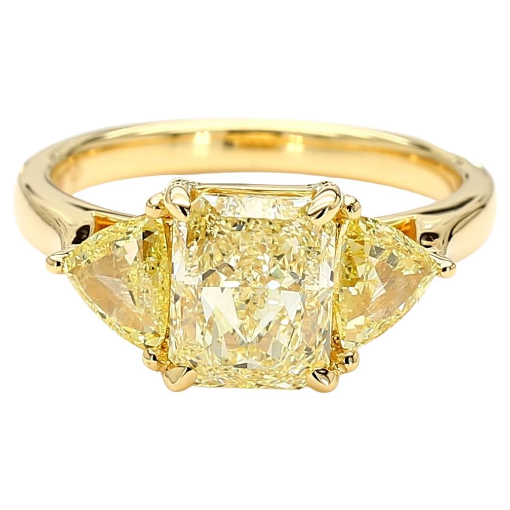 2.91 Carat Yellow Diamond Radiant Three Stone Ring 18K Yellow Gold *1 of a Kind* (Bague à trois pierres rayonnantes en diamant jaune de 2,91 carats)