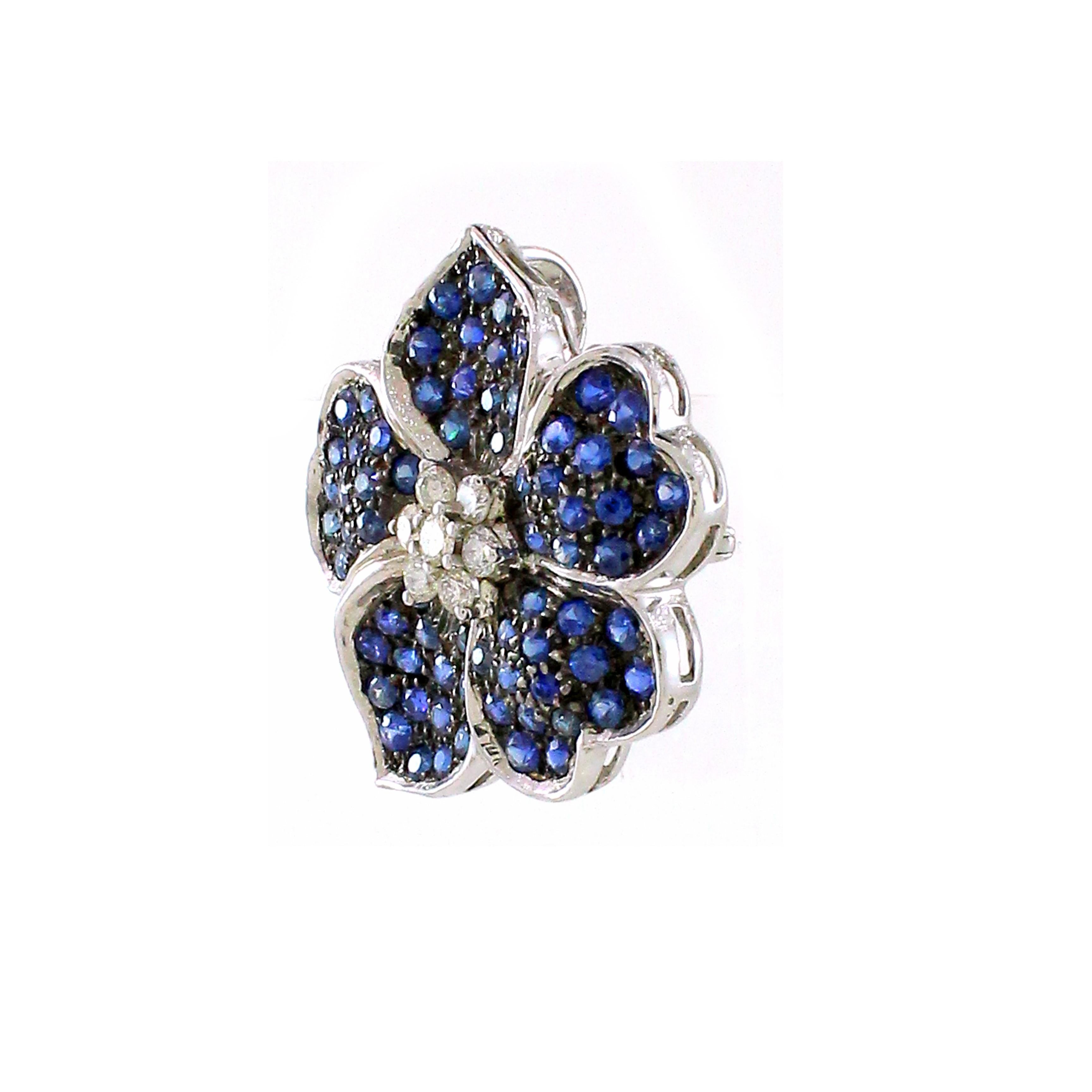 Artisan 2.91 Carats of Blue Sapphire flower brooch For Sale