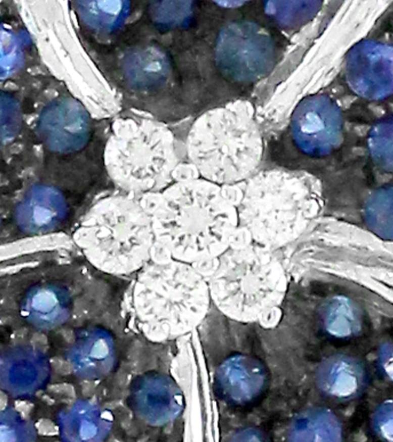 Round Cut 2.91 Carats of Blue Sapphire flower brooch For Sale