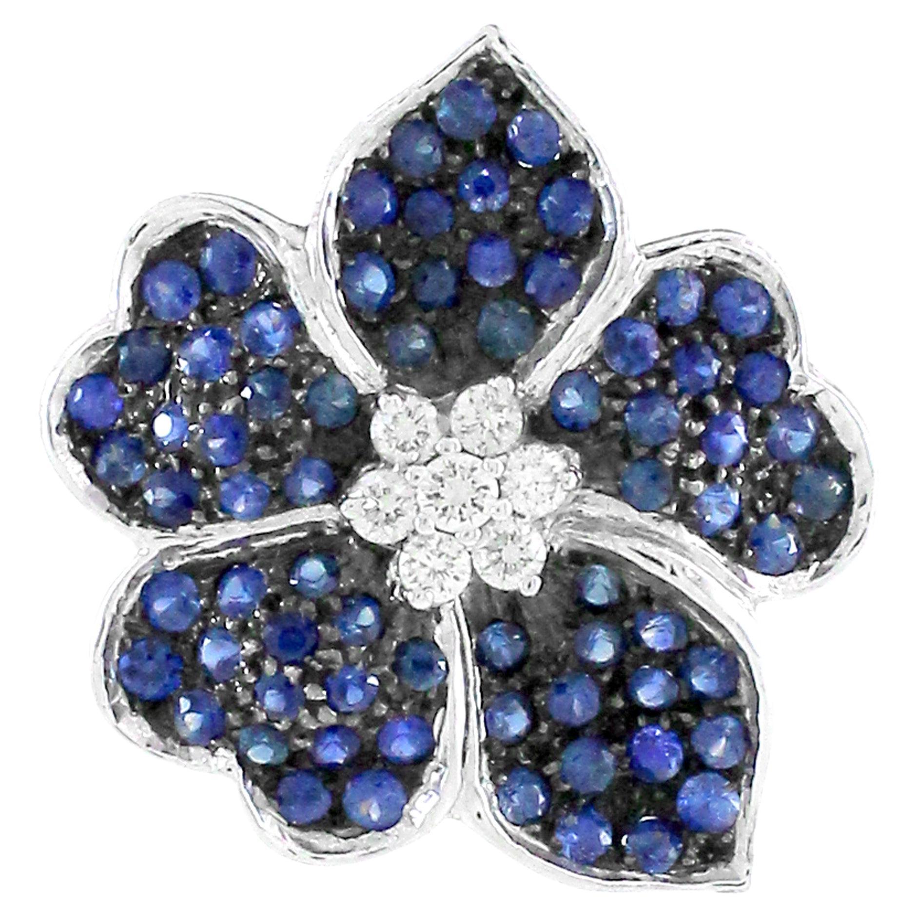 2.91 Carats of Blue Sapphire flower brooch For Sale