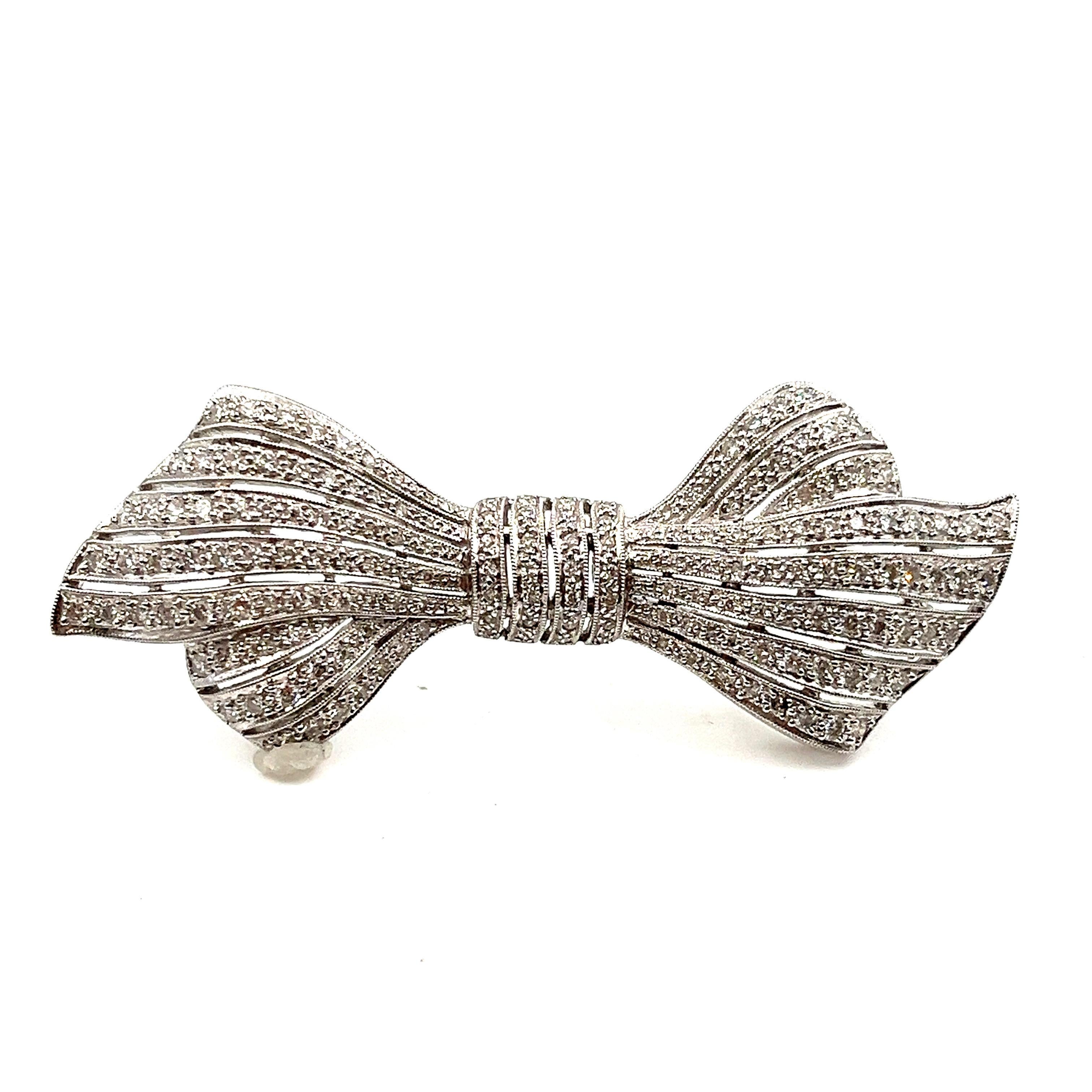 This diamond brooch is eye-catching. Shaped as a bow, it features 169 diamonds which boasts G/H in color and VS2/SI1 in clarity. A great addition to add to any wardrobe.