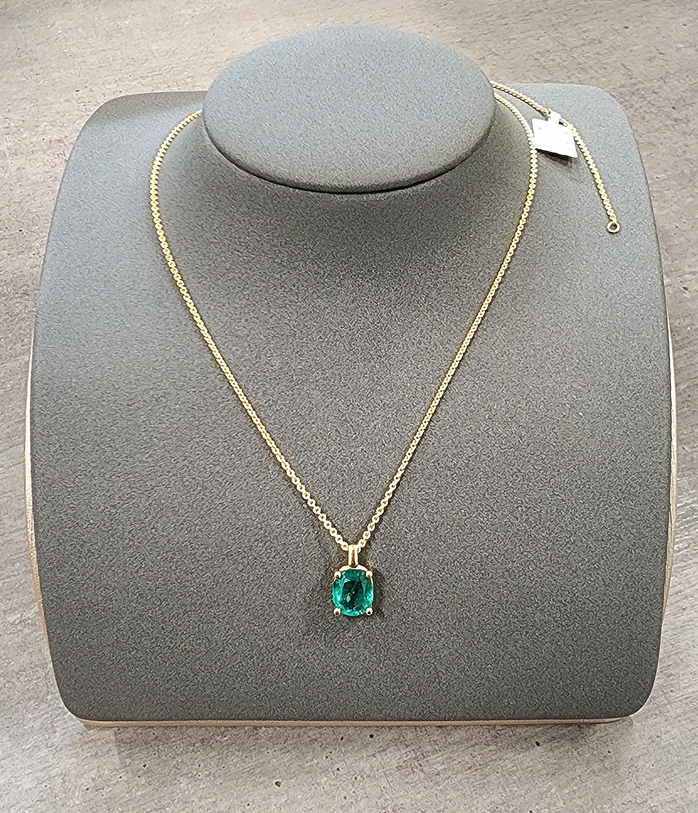 Diese exquisite Halskette ist mit einem 2,91 Karat großen Smaragd im Ovalschliff verziert, der einen leuchtend grünen Farbton und geringes bis mittleres Öl aufweist. Der Anhänger ist elegant in 14k Gelbgold gefasst und bietet eine moderne Ästhetik.