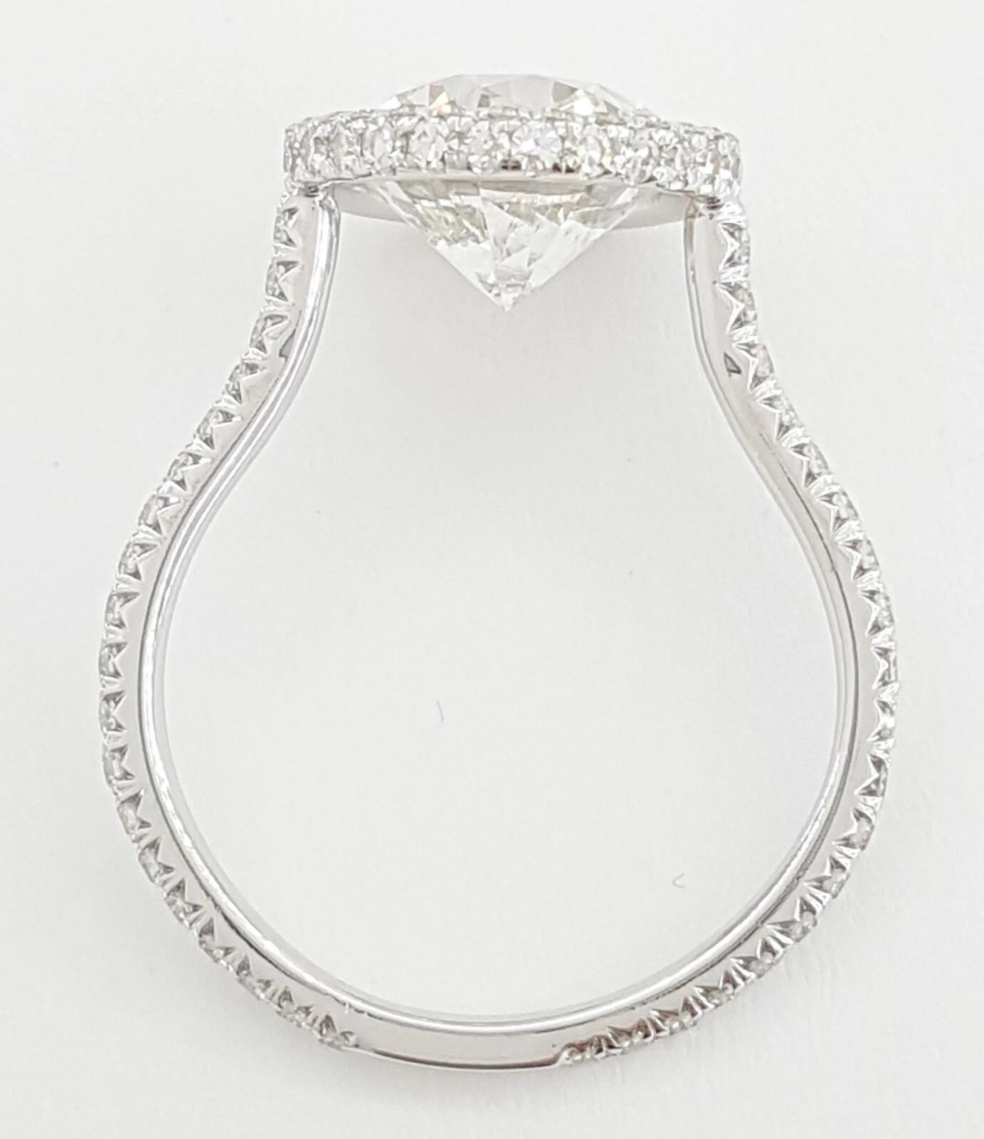 Taille ronde 2.91 ct Total Weight 18K White Gold Round Brilliant Cut Diamond Halo Ring en vente