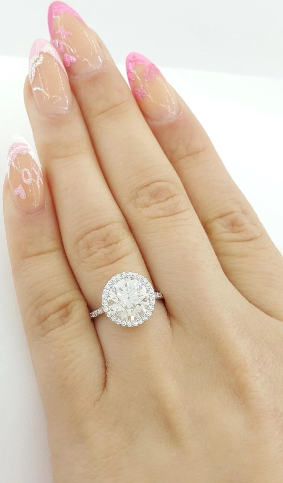2.91 ct Total Weight 18K White Gold Round Brilliant Cut Diamond Halo Ring Pour femmes en vente