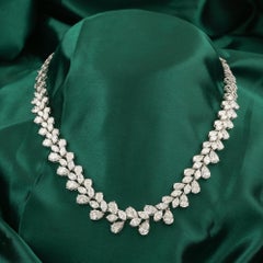 Collar llamativo con diseño floral de diamantes naturales de 29,12 quilates en oro blanco de 18 quilates