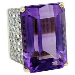 29,16 Karat Smaragdschliff-Amethyst und Pavé-Diamant-Cocktailring aus 14 Karat Gold