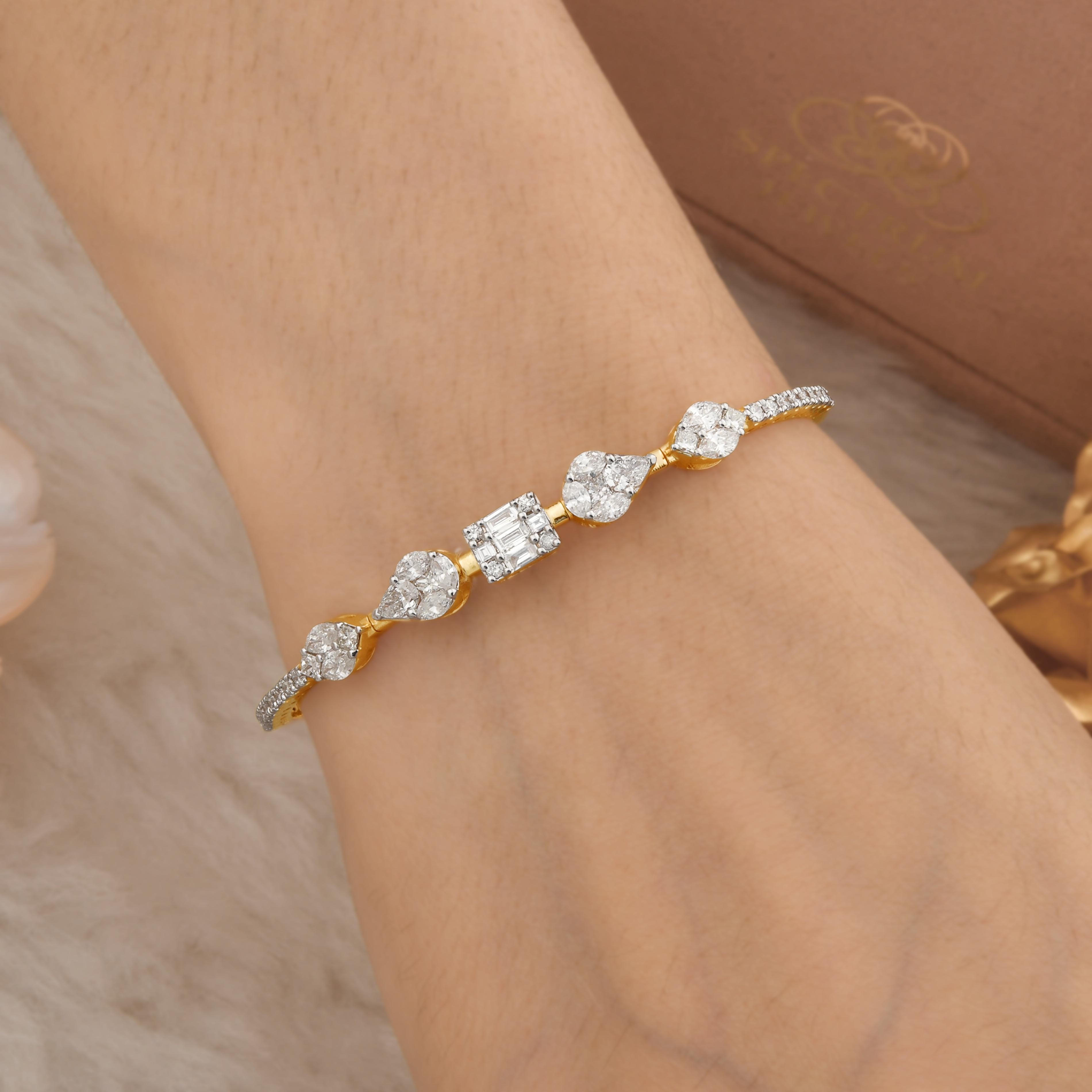 2.91Ct Delicada Pulsera Brazalete de Diamantes de Corte Mixto Joyas de Oro Amarillo de 14K
Esta pulsera de bella factura presenta un moderno y elegante diseño de puño abierto, que combina el brillo de los diamantes en forma de pera y talla baguette