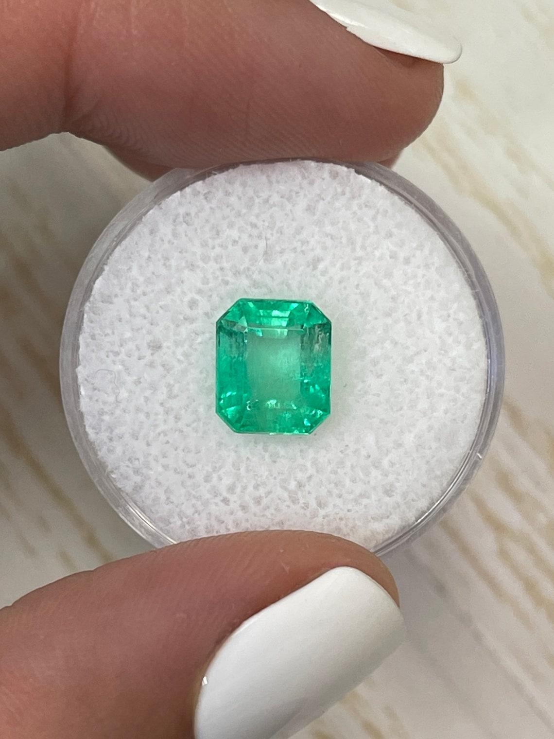 Women's or Men's 2.91ct Yellowish Green Emerald Cut Chivor Gem Genuine May Birthstone For Sale