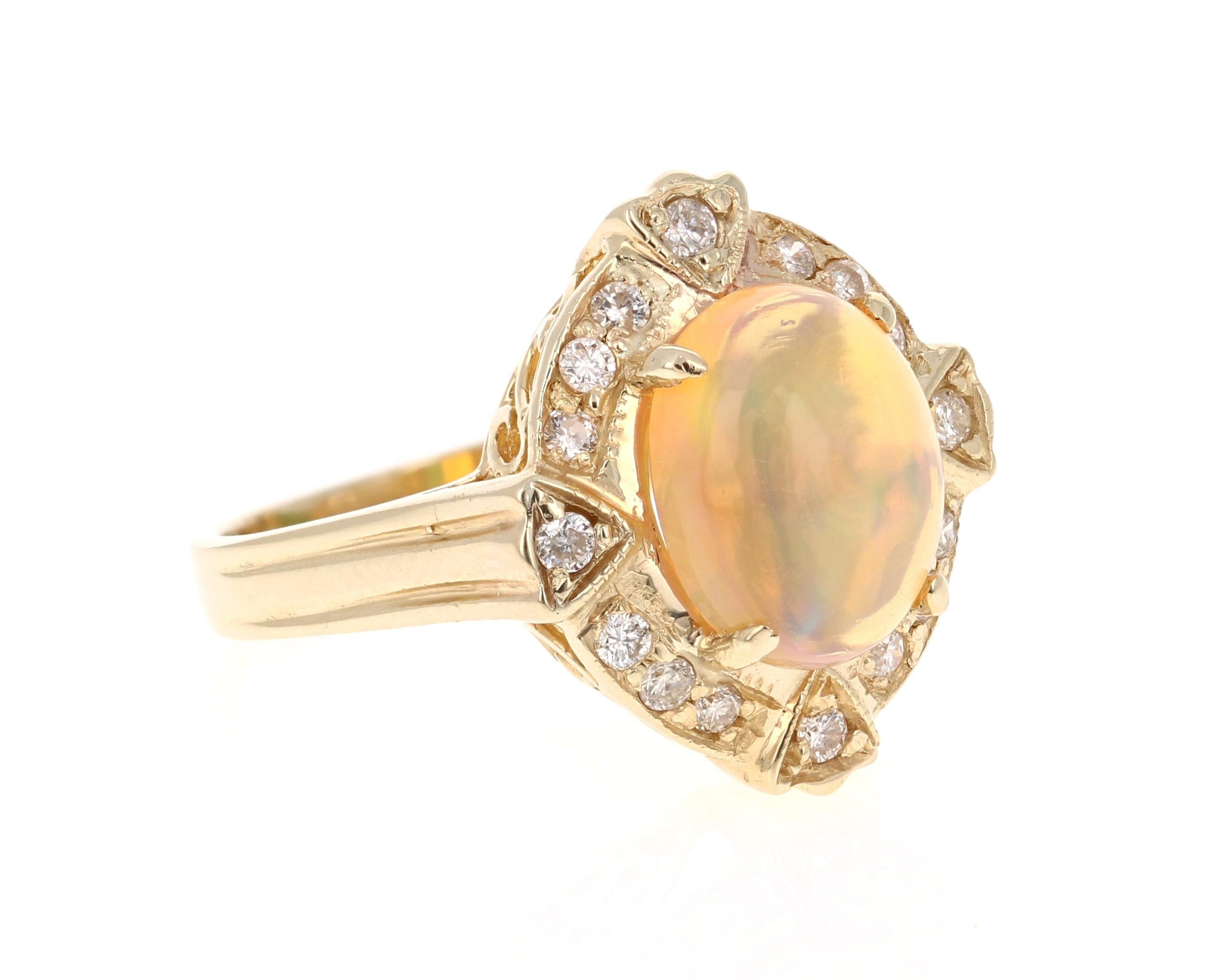 Dieses schöne Stück hat einen opulenten Opal von 2,56 Karat in der Mitte des Rings.  Der Opal ist umgeben von 16 Diamanten im Rundschliff mit einem Gewicht von 0,36 Karat (Kal:  VS2, Farbe: H)   Das Gesamtkaratgewicht des Rings beträgt 2,92