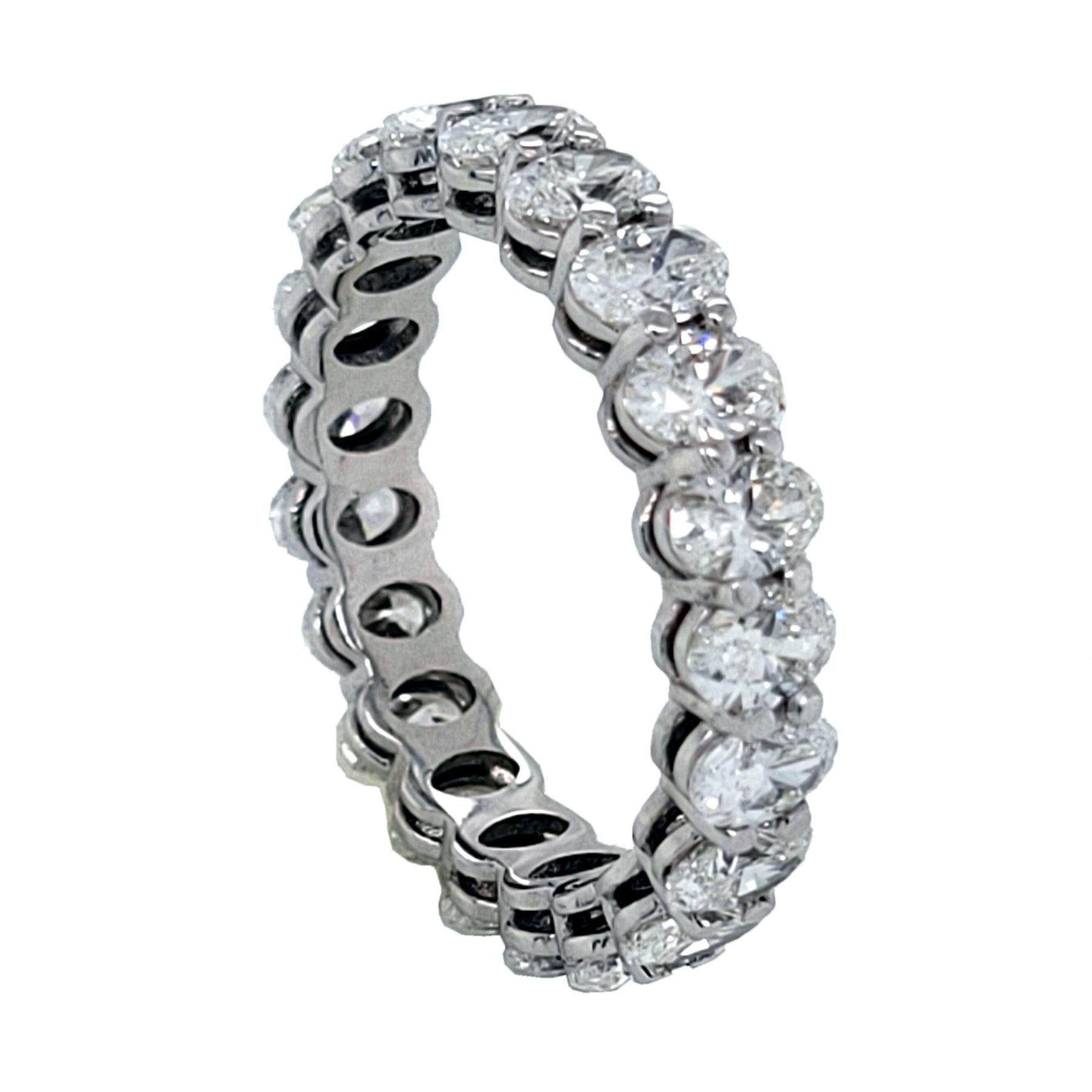 Taille ovale Bague d'éternité en diamants ovales brillants de 2,92 carats en vente