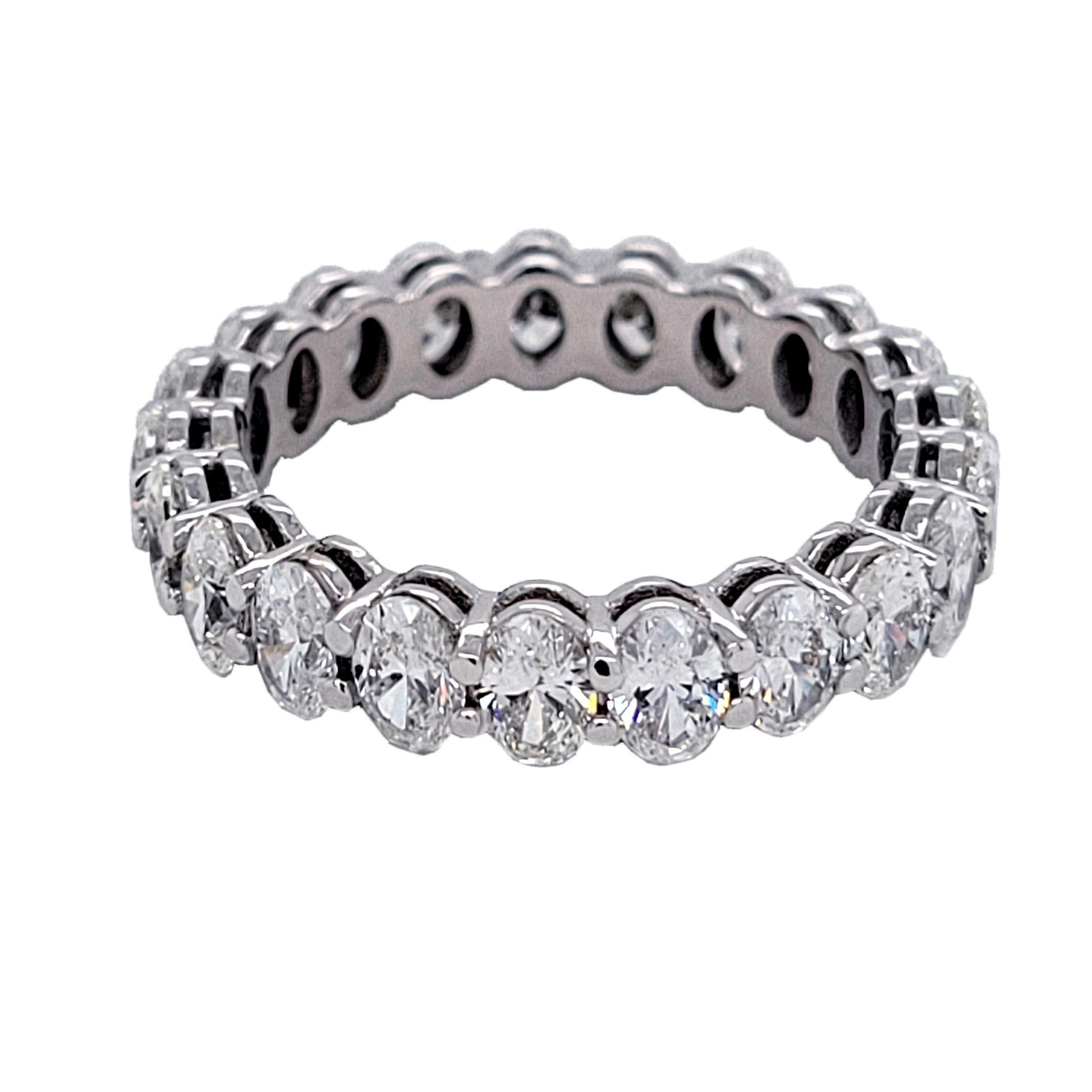 Bague d'éternité en diamants ovales brillants de 2,92 carats Pour femmes en vente