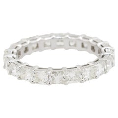 Natural 2.92 Carat Radiant Cut Diamond 14-Karat Eternity Band In Stock