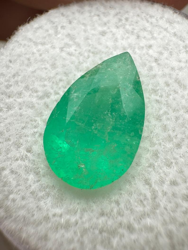 A. Stone: Smeraldo
Peso: 2,92 carati
Forma: Taglio a pera
Chiarezza: Semi-trasparente
Lucentezza: Molto buono
Colore: Verde chiaro e giallastro
Misure: 12,66 mm x 8,26 mm x 5,45 mm
Origine geografica: Colombia
Trattamento: Naturale,