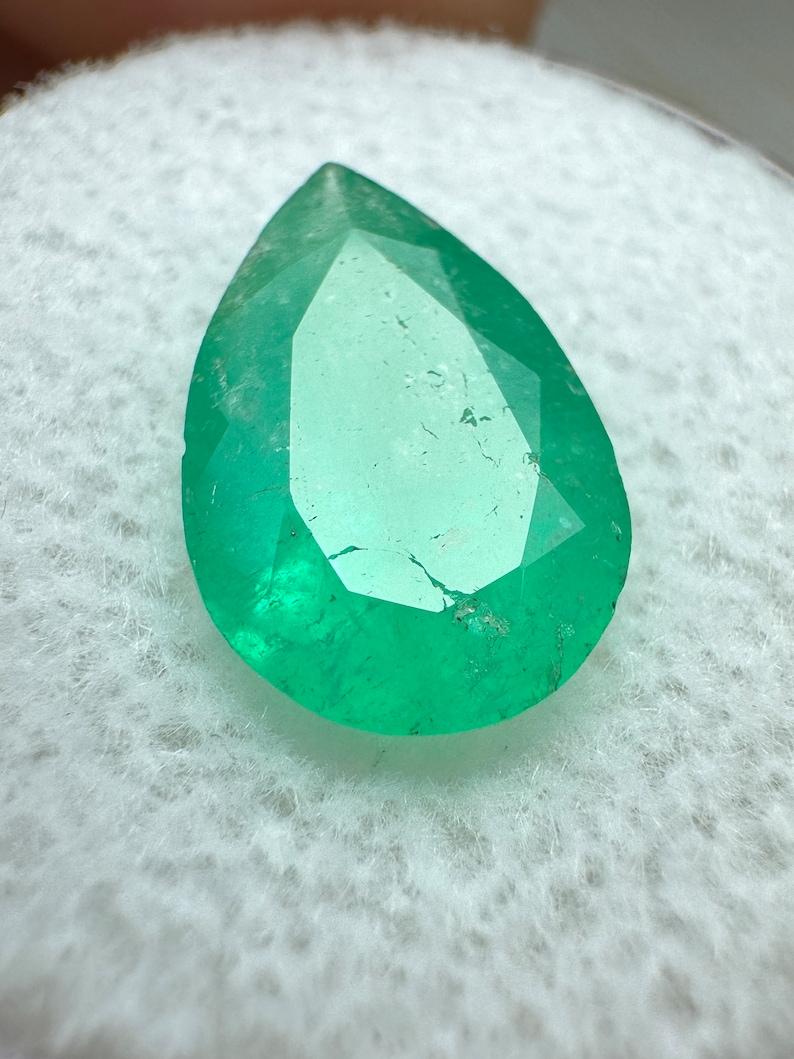 Moderno 2.92 carati di smeraldo colombiano verde giallastro - pietra di maggio a goccia con taglio a pera in vendita