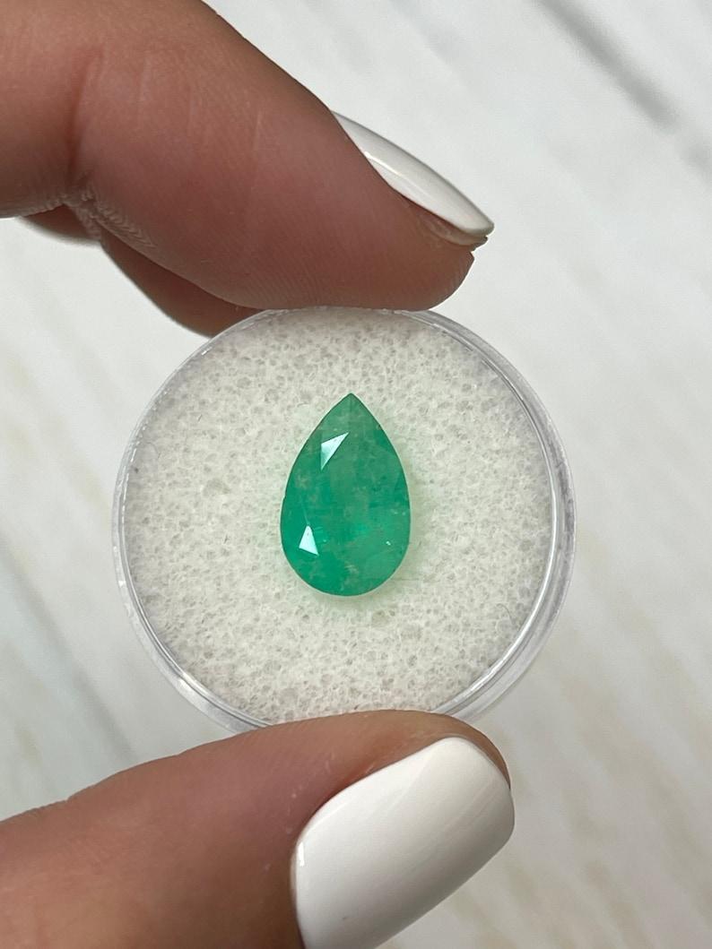 Taglio a goccia 2.92 carati di smeraldo colombiano verde giallastro - pietra di maggio a goccia con taglio a pera in vendita