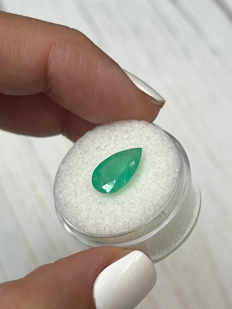 2.92 carati di smeraldo colombiano verde giallastro - pietra di maggio a goccia con taglio a pera In condizioni Nuovo in vendita a Jupiter, FL