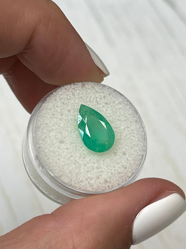 Donna 2.92 carati di smeraldo colombiano verde giallastro - pietra di maggio a goccia con taglio a pera in vendita