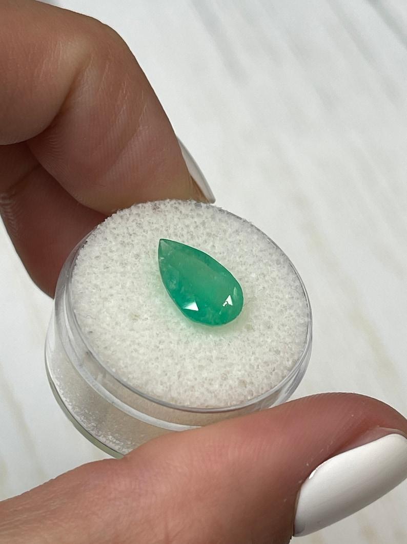 2.92 carati di smeraldo colombiano verde giallastro - pietra di maggio a goccia con taglio a pera in vendita 1