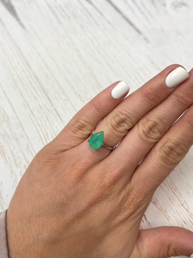 2.92 carati di smeraldo colombiano verde giallastro - pietra di maggio a goccia con taglio a pera in vendita 3