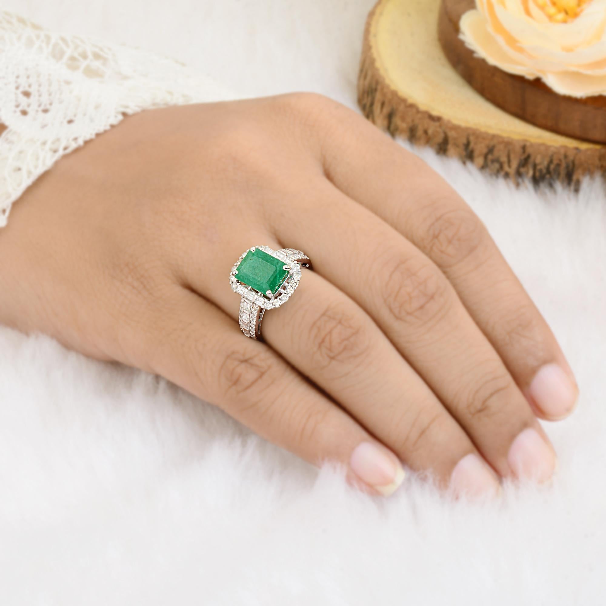 Modern 2.92 Carat Emerald Cocktail Ring Baguette Diamond Handmade Jewelry 10 Karat Gold For Sale