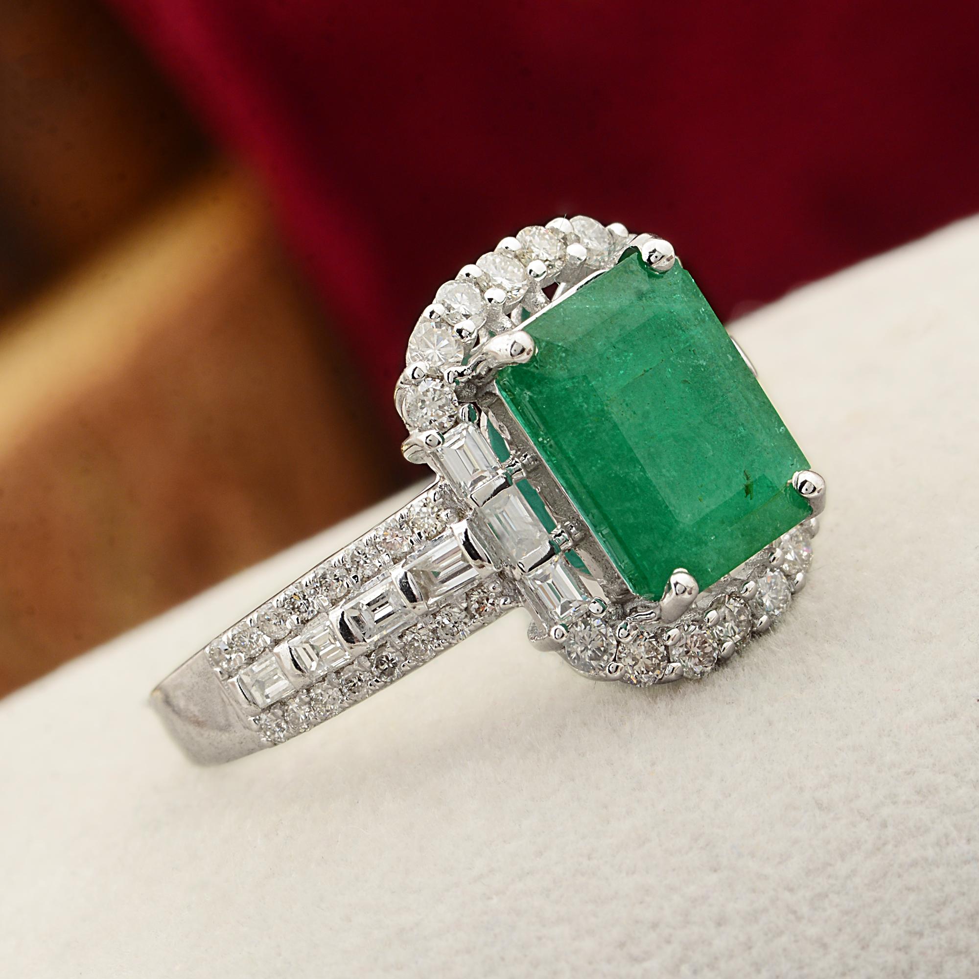 Women's 2.92 Carat Emerald Cocktail Ring Baguette Diamond Handmade Jewelry 10 Karat Gold For Sale
