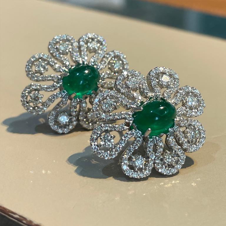 Pendiente con tachuelas de diamantes y cabujón de esmeralda de Zambia de 2,92 quilates en venta 4