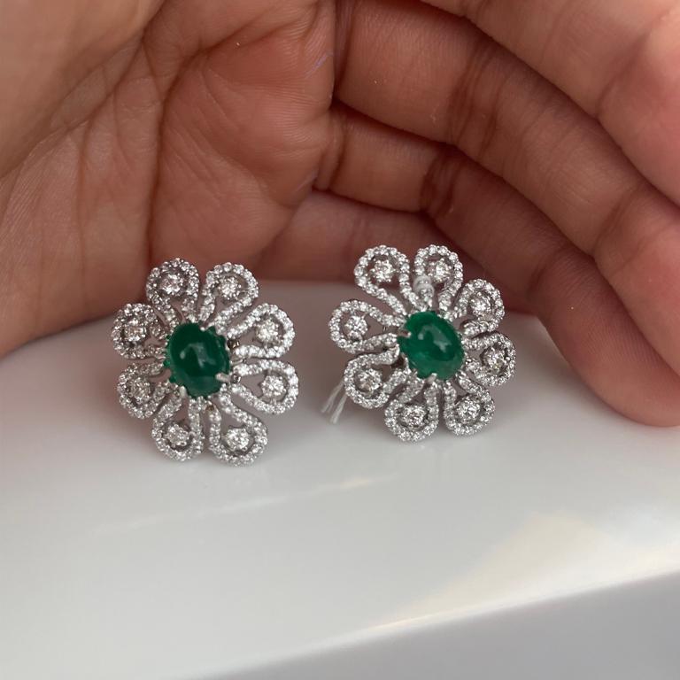 Pendiente con tachuelas de diamantes y cabujón de esmeralda de Zambia de 2,92 quilates Moderno en venta