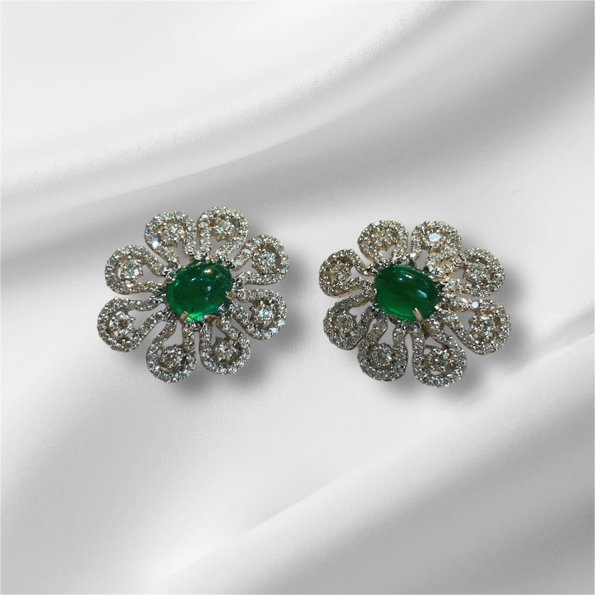 Pendiente con tachuelas de diamantes y cabujón de esmeralda de Zambia de 2,92 quilates en Nuevo estado para la venta en Hong Kong, HK