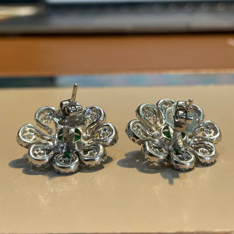 Pendiente con tachuelas de diamantes y cabujón de esmeralda de Zambia de 2,92 quilates en venta 1