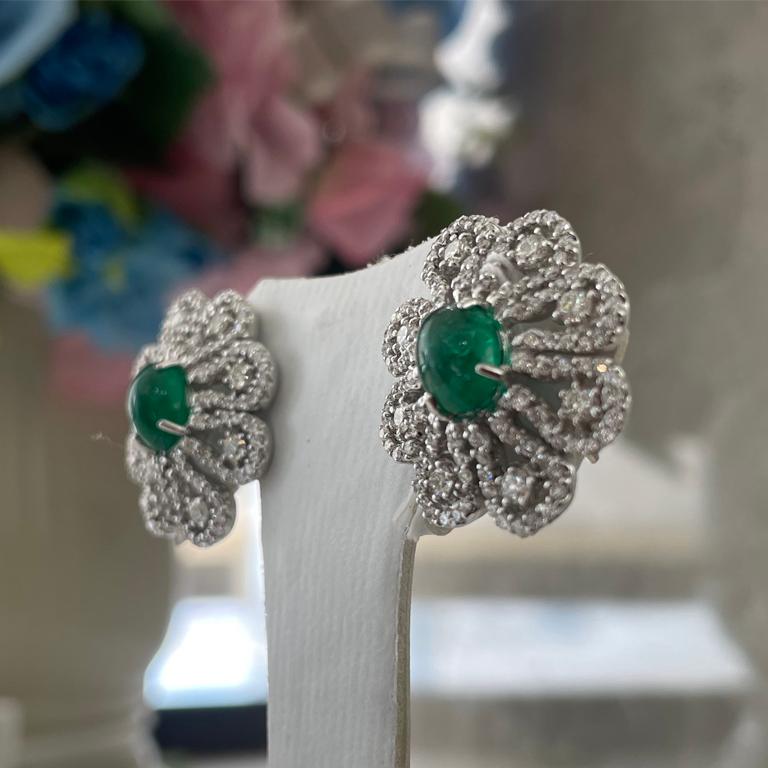 Pendiente con tachuelas de diamantes y cabujón de esmeralda de Zambia de 2,92 quilates en venta 3