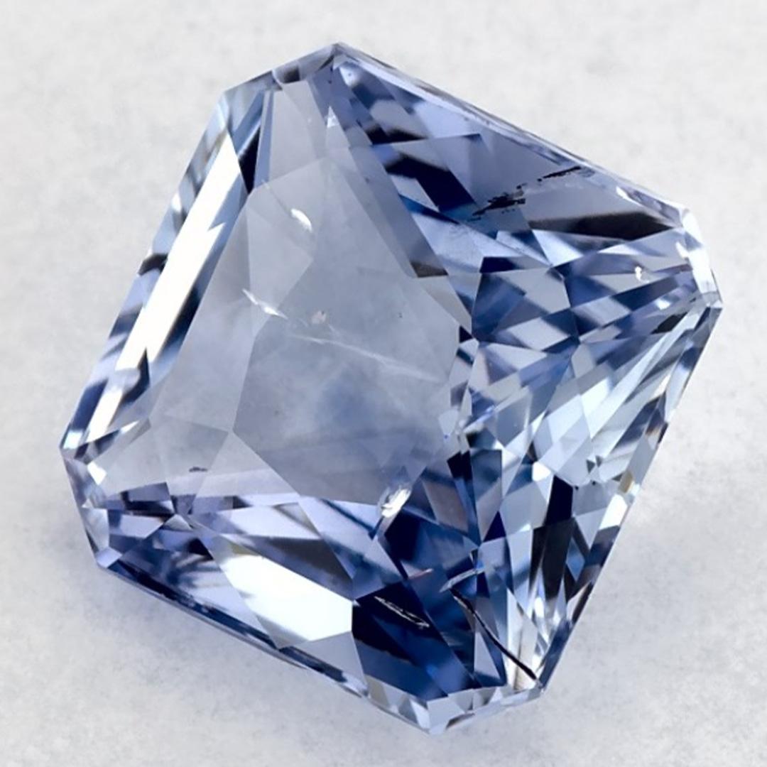 Ein sehr wertvoller September-Geburtsstein mit einer bezaubernden blauen Farbe. Man glaubt, dass sie dem Leben Glück und Reichtum bringen.

Entdecken Sie die lebendige Kollektion von Smaragden, Rubinen und Saphiren in unserem Geschäft, die als lose