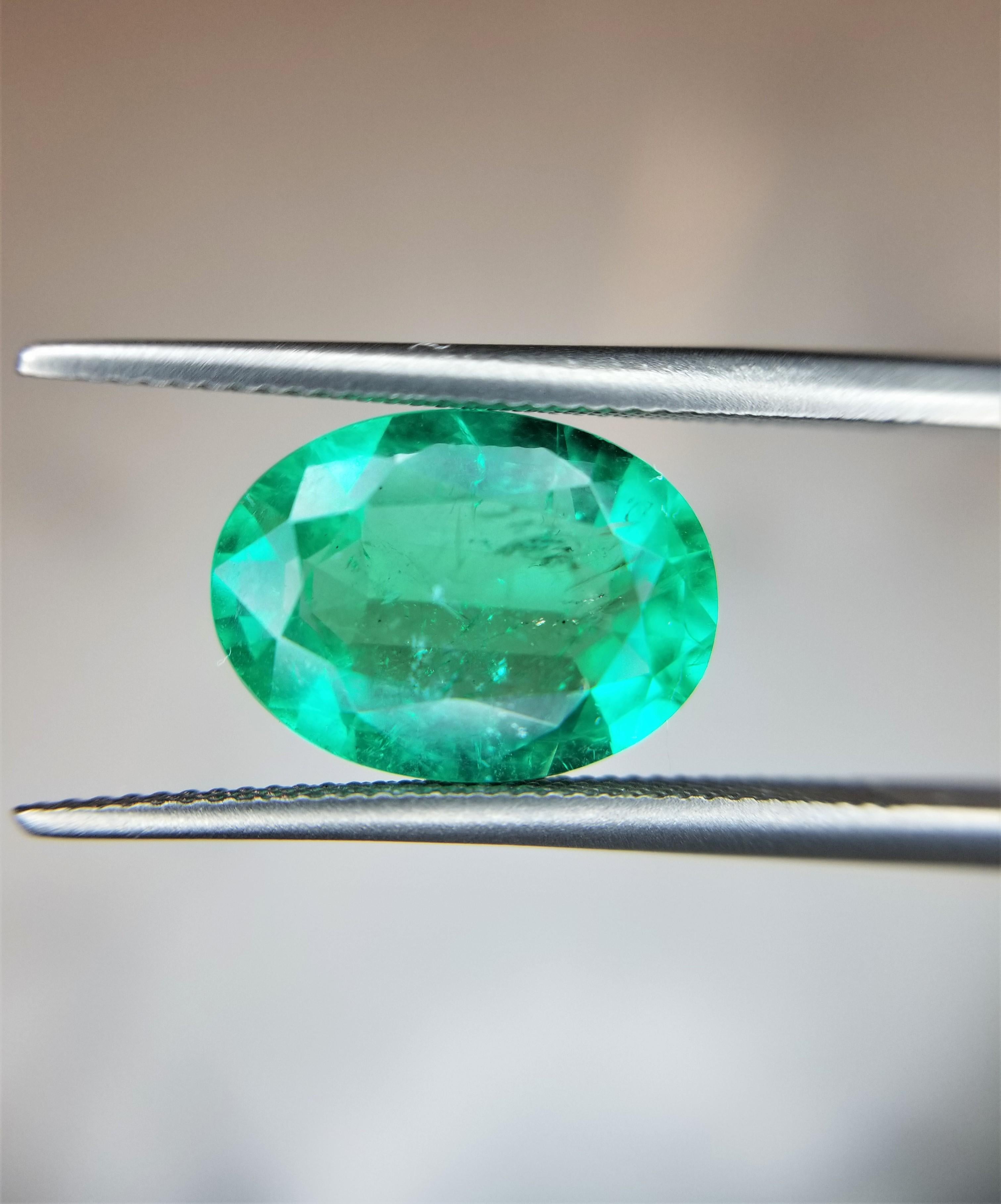 Contemporary 2.92 Ct Weight Oval Shaped Green Color IGITL Certified Emerald Gemstone Pendant For Sale