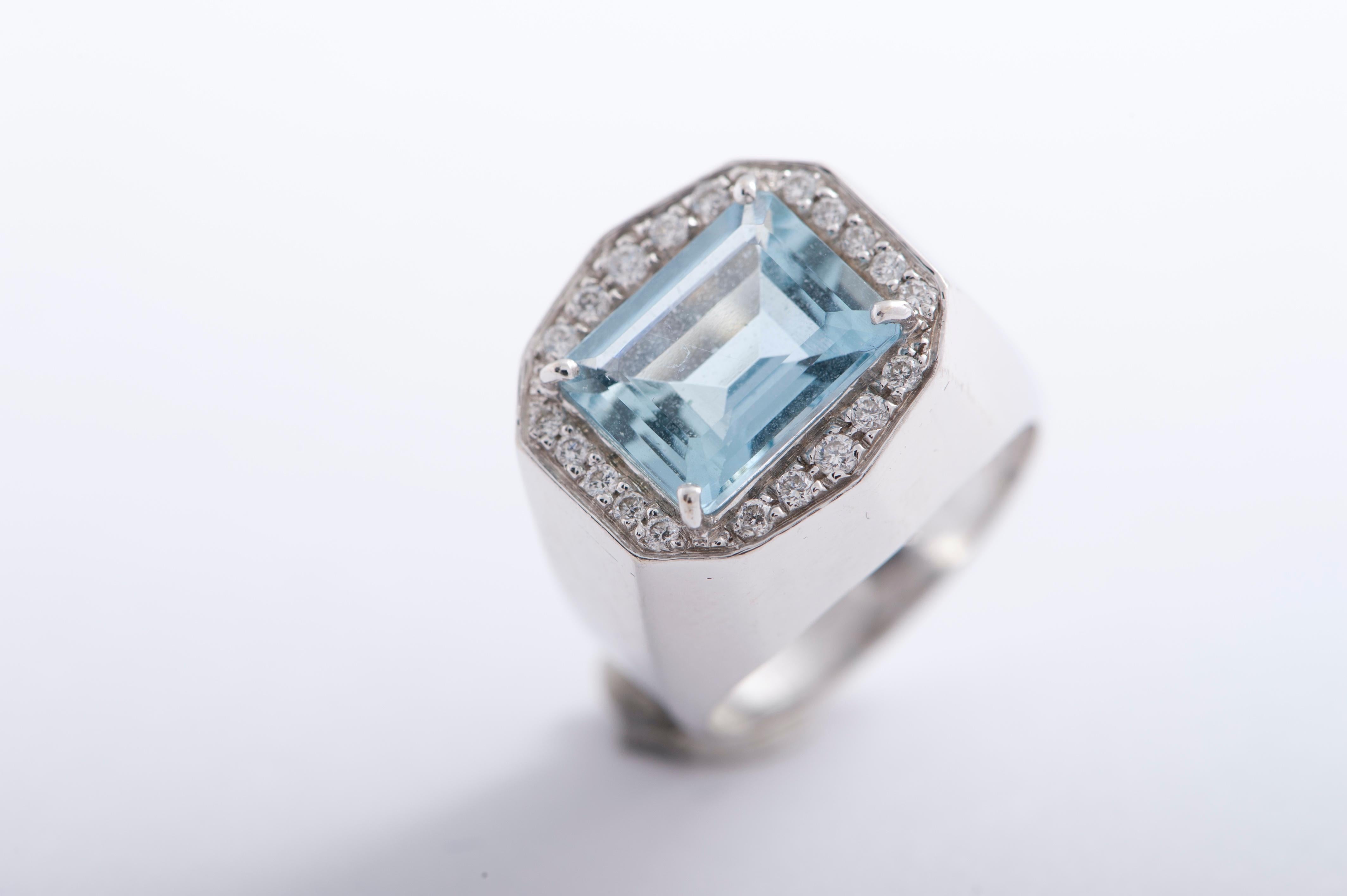 Art Deco 2.92 Karat Aquamarine Emerald Cut 0.21 Karats Diamonds 18 Karats White Gold Ring For Sale
