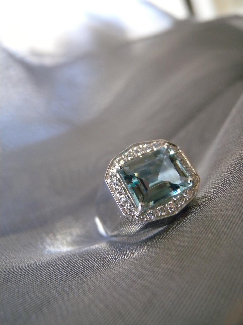 2.92 Karat Aquamarine Emerald Cut 0.21 Karats Diamonds 18 Karats White Gold Ring In New Condition For Sale In Rome, IT