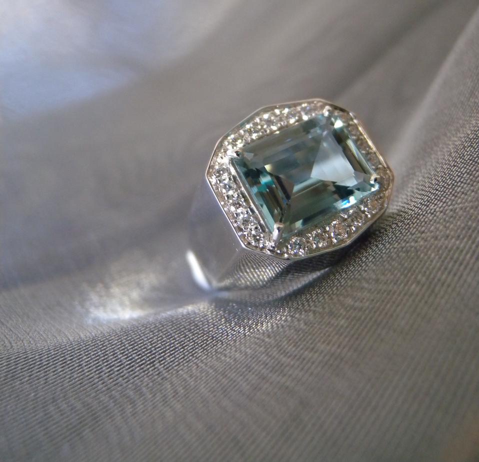 2.92 Karat Aquamarine Emerald Cut 0.21 Karats Diamonds 18 Karats White Gold Ring For Sale 2