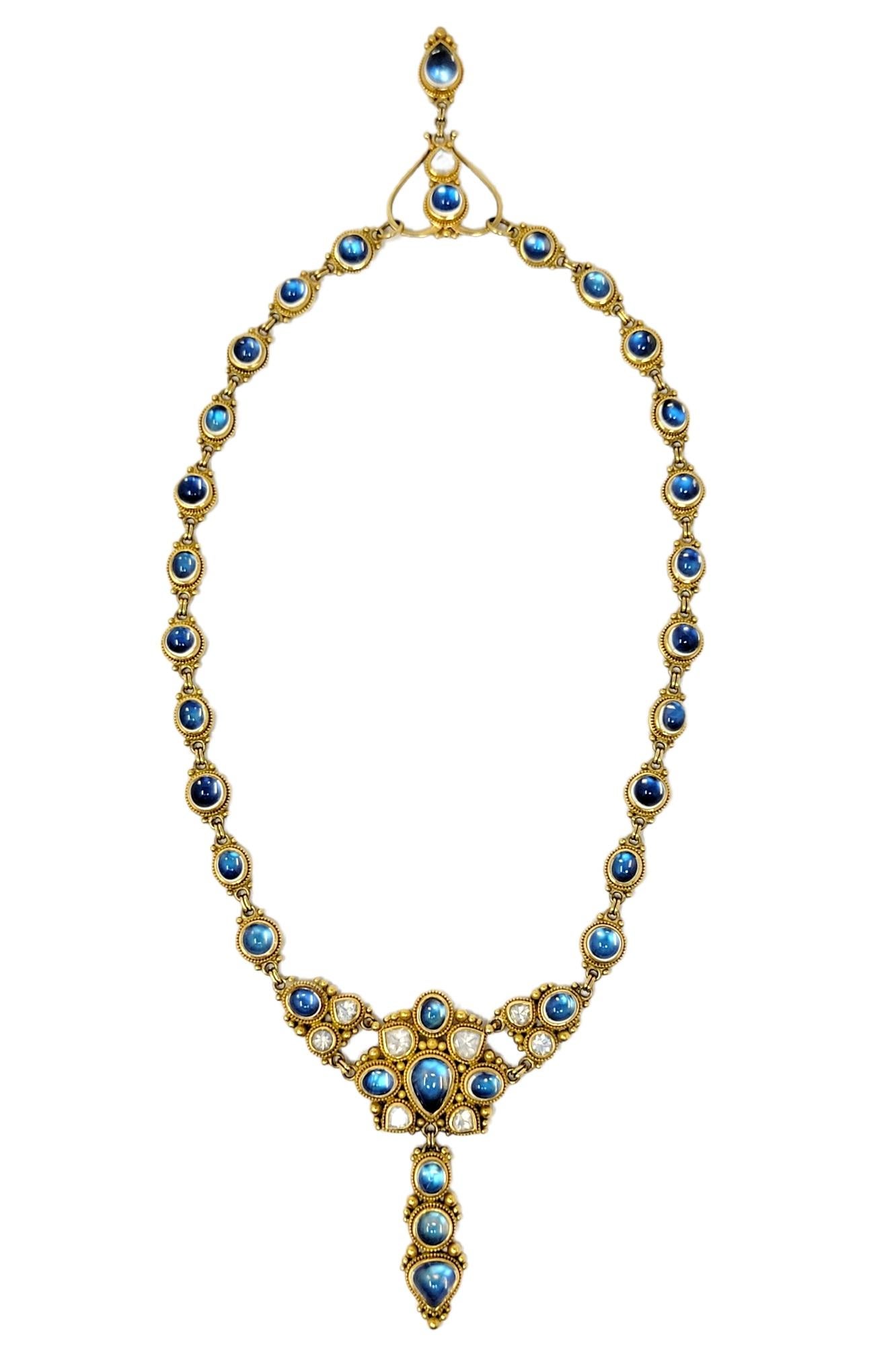 L'incredibile collana a goccia in oro 21 carati e pietra di luna irradia assolutamente il collo. Questo pezzo unico è pieno di pietre cabochon iridescenti e luminose, che danno un'atmosfera magica e lussuosa. Presenta pietre lunari arrotondate