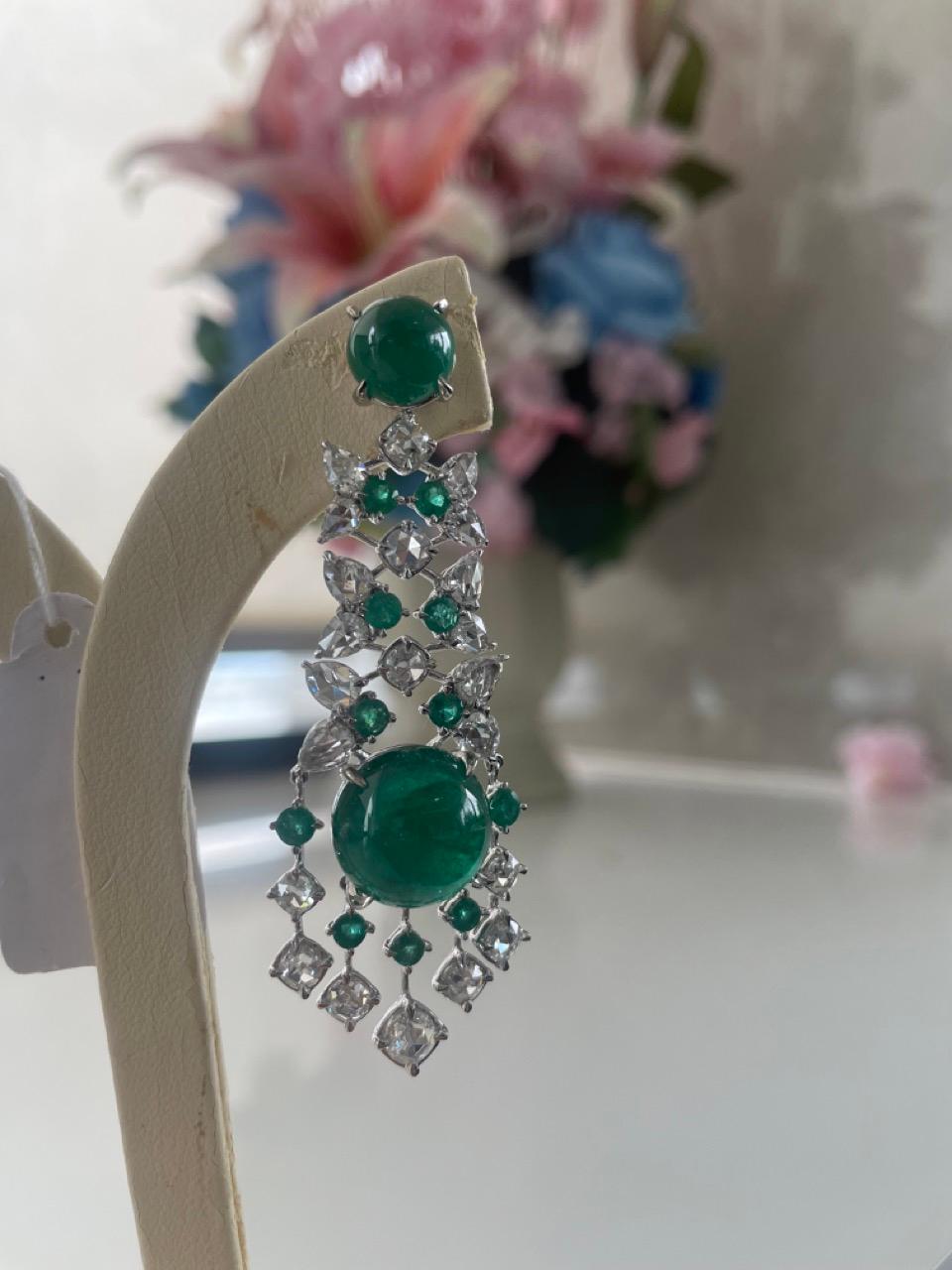 29.23 Karat sambischer Smaragd Cabochon Diamant-Ohrhänger Damen im Angebot
