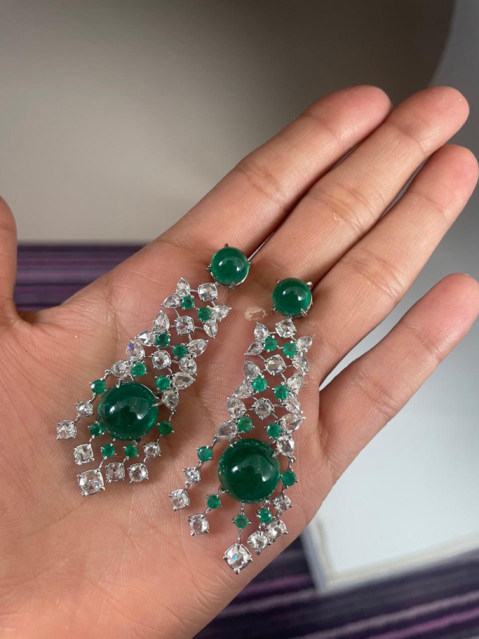 29.23 Karat sambischer Smaragd Cabochon Diamant-Ohrhänger im Angebot 1